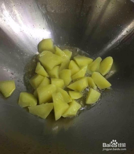 制作牛腩焖土豆