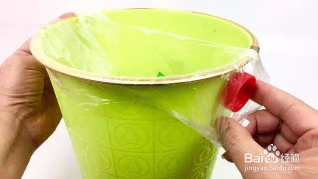 把饮料瓶盖粘在垃圾桶上，解决了不少家庭的难题