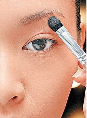 怎样化妆使眼睛变大