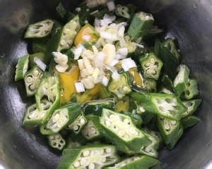 健康养生佳品秋葵炒蛋的做法