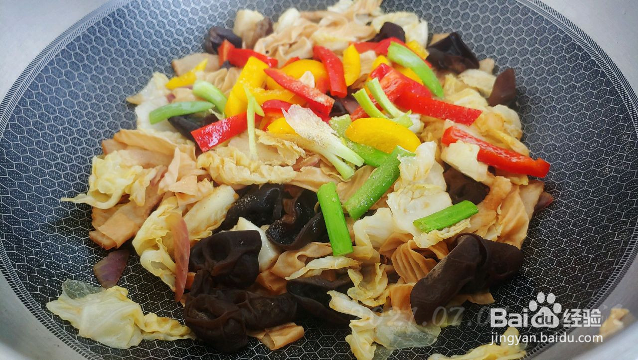 五香时蔬焖豆皮的做法