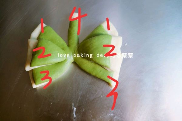 双色蝴蝶结面包