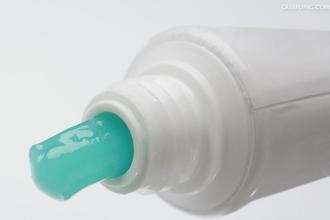 如何清理油腻腻的灶台？