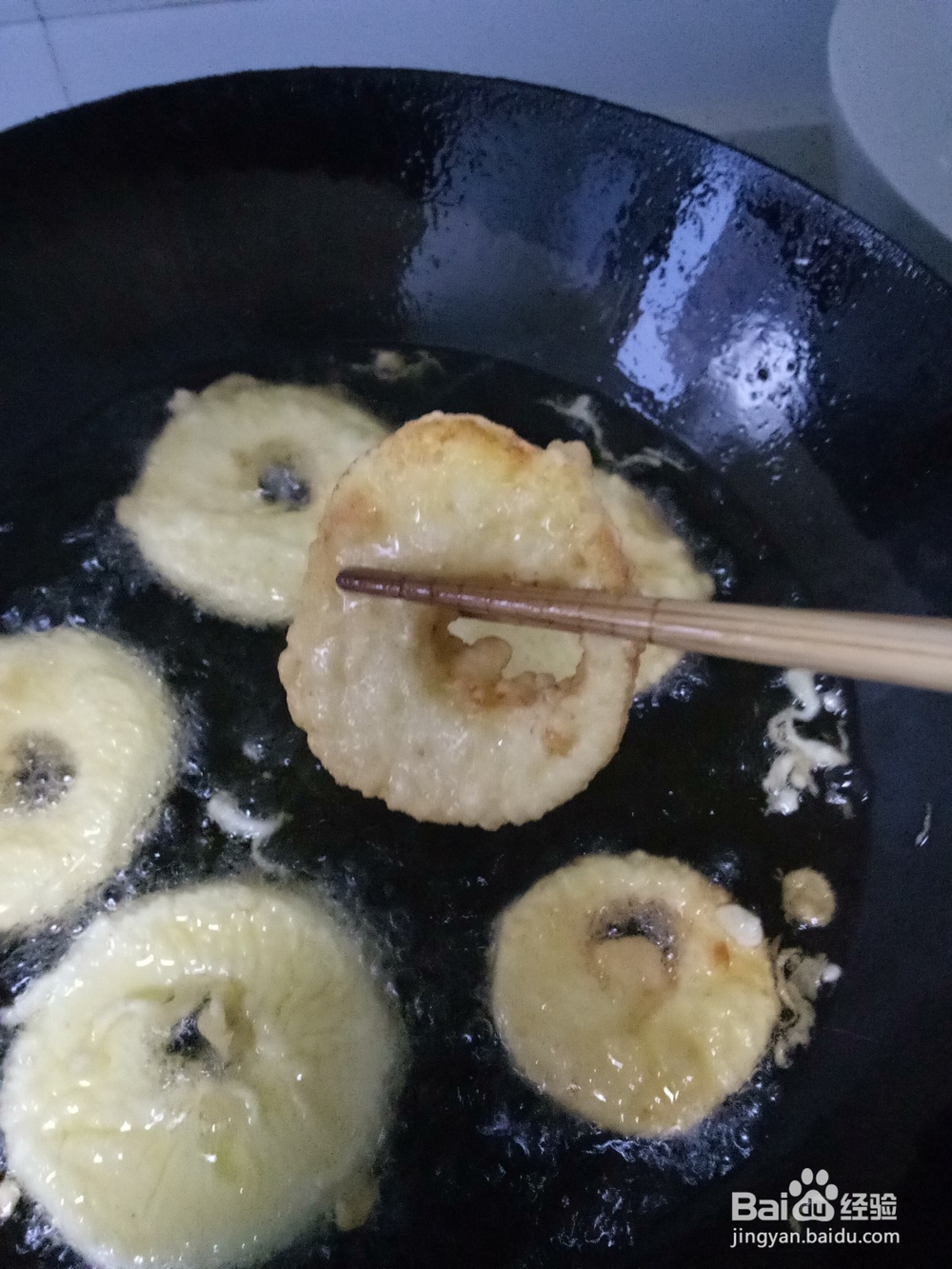 小朋友爱吃炸苹果圈