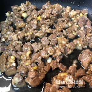 小朋友都喜欢的葱香蔬菜嫩爆牛肉粒的做法