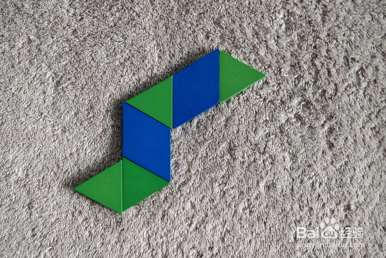 用蒙氏积木怎样拼一条吐芯子的蛇？