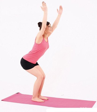 3   最后双膝保持屈曲并把手尽量向天伸直,维持动作约5-10秒