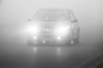雨雾天气用车灯技巧 雨雾天如何开灯