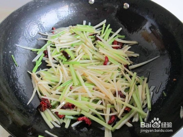 毛芹菜炒土豆的做法