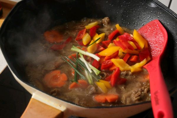 罗勒肥牛卷盖浇饭