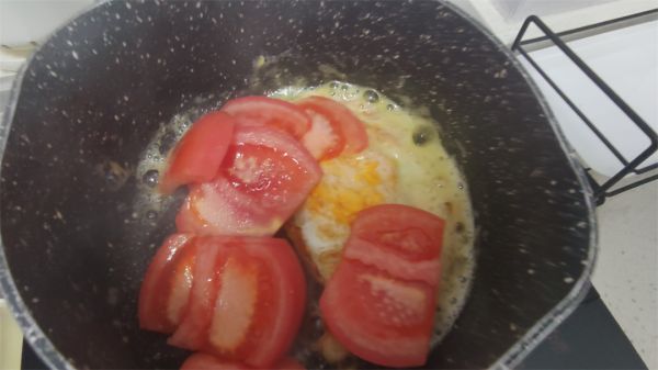 西红柿煎蛋酸汤丸子