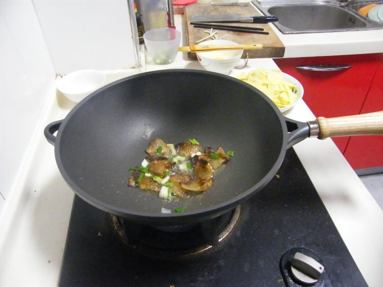 这么做腊肉烤土豆片美味极了！