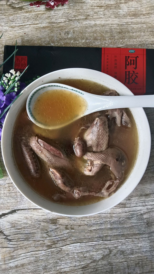 阿胶药膳炖鸽子