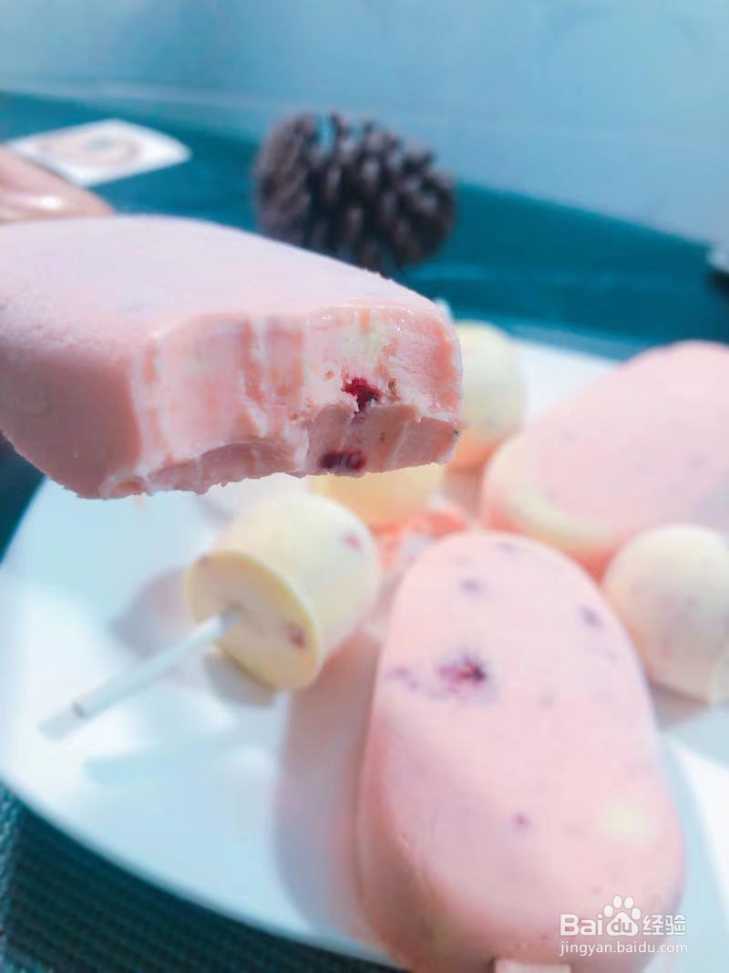 制作美味的草莓巧克力冰淇淋