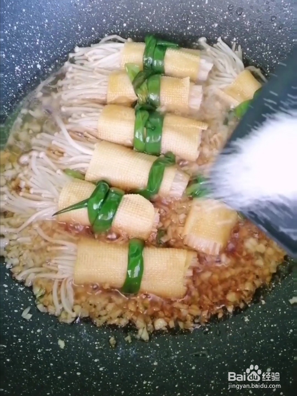 怎样制作豆皮金针菇卷