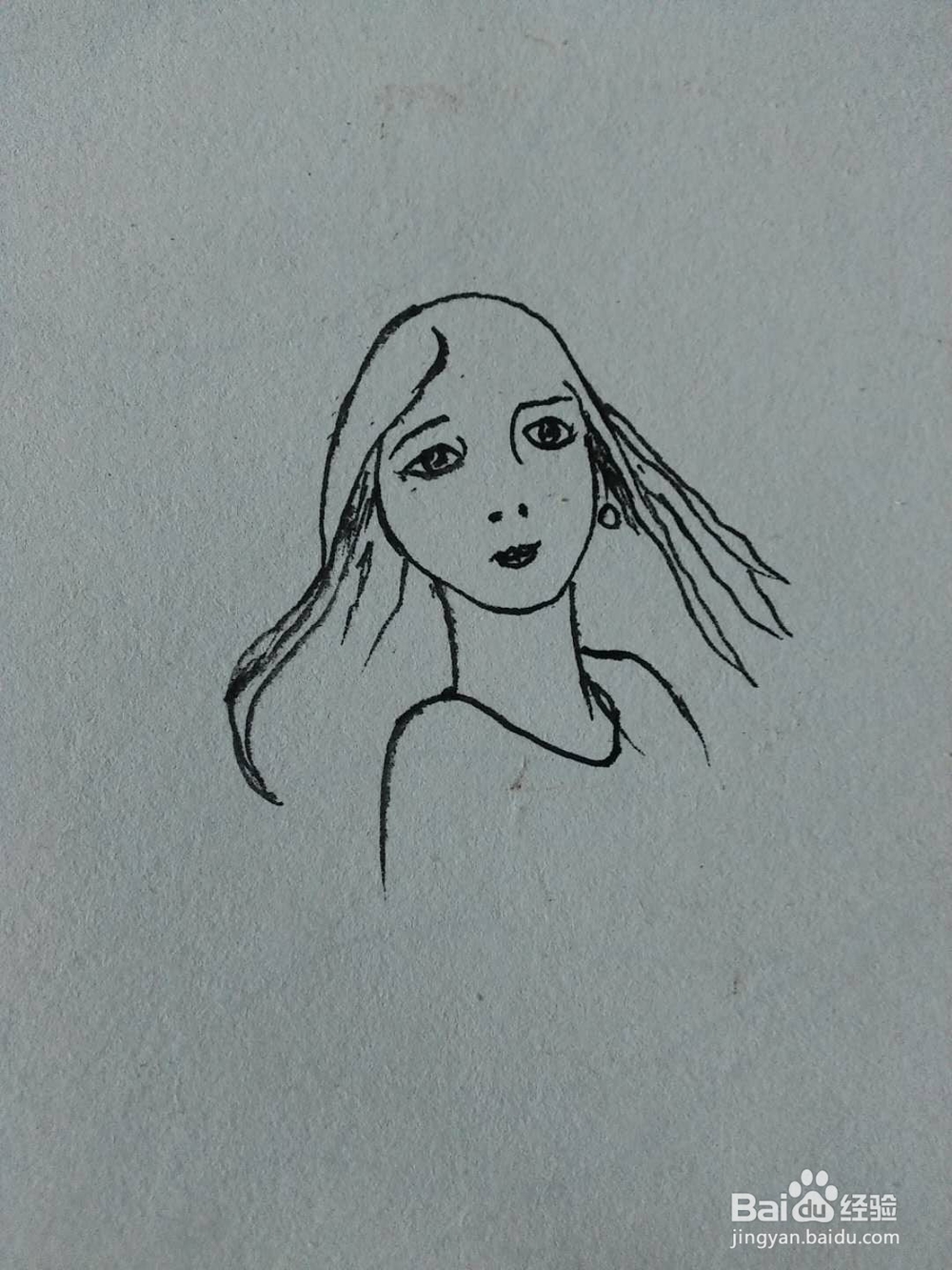 少女漫步沙滩