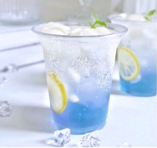 家中自制蝶豆花饮品