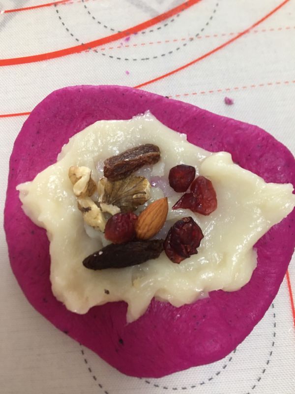 火龙果麻薯坚果软欧包