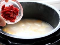 雪梨枸杞粥的做法