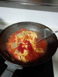 番茄煮鱼糕的做法