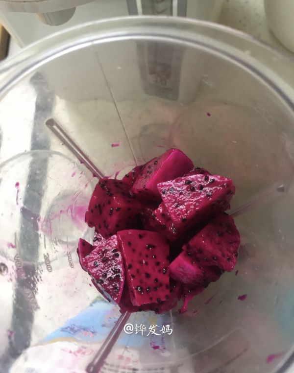 红心火龙果奶昔