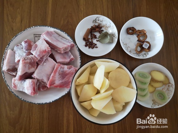 如何做出不需要油的土豆烧排骨