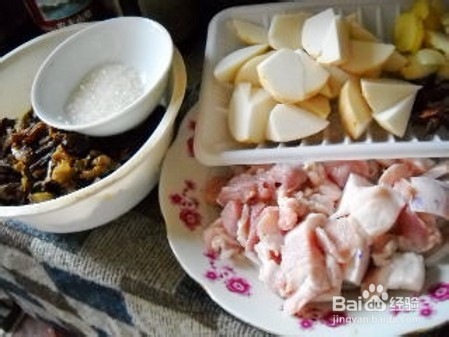 如何教梅菜芋头红烧肉？