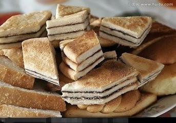 在满洲里旅游品尝俄罗斯美食