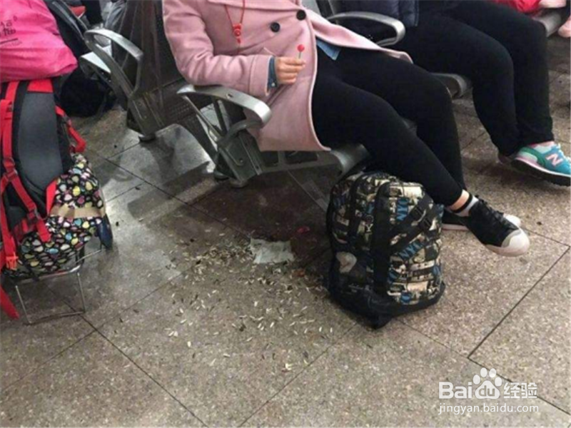 网红列车上踩座位拍照 怎样文明出行