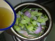 怎样自制蒜香鸡翅煲