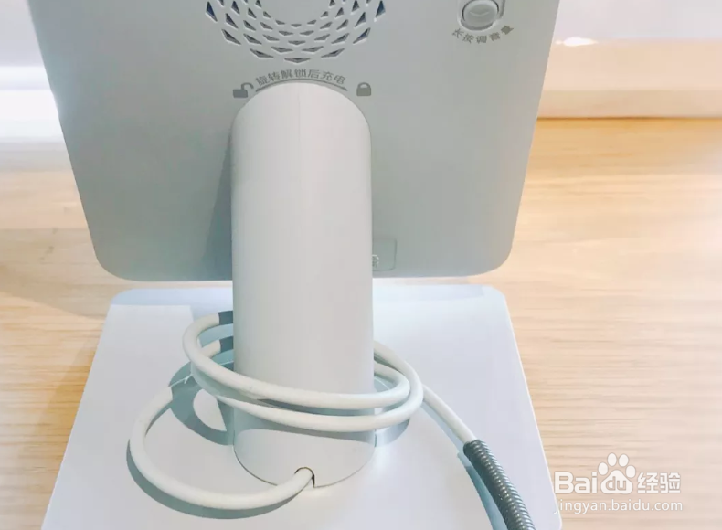 收钱吧收钱音箱怎么在不拆底座的情况下充电？