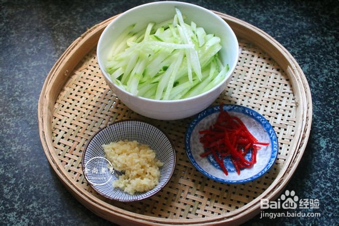 黄瓜肉糜炒粉条的制作方法