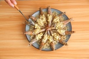 蒜蓉粉丝蒸大虾—经典美味搭配的做法