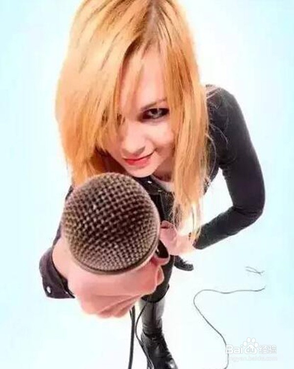 正确的手握话筒姿势