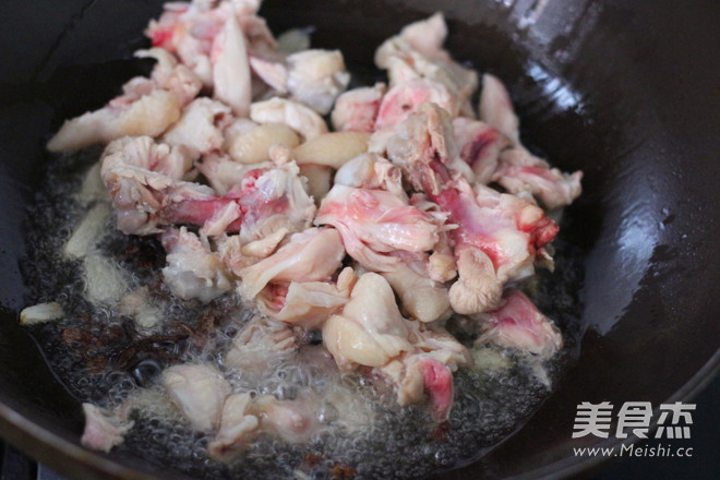 鸡肉炖蘑菇的做法