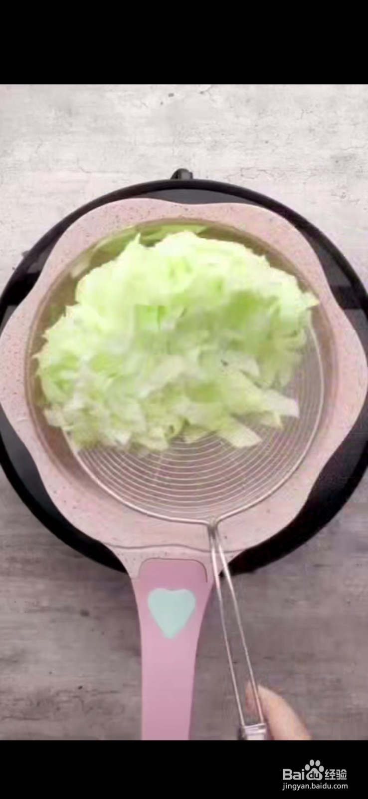 如何制作美味的圆白菜拌鸡腿