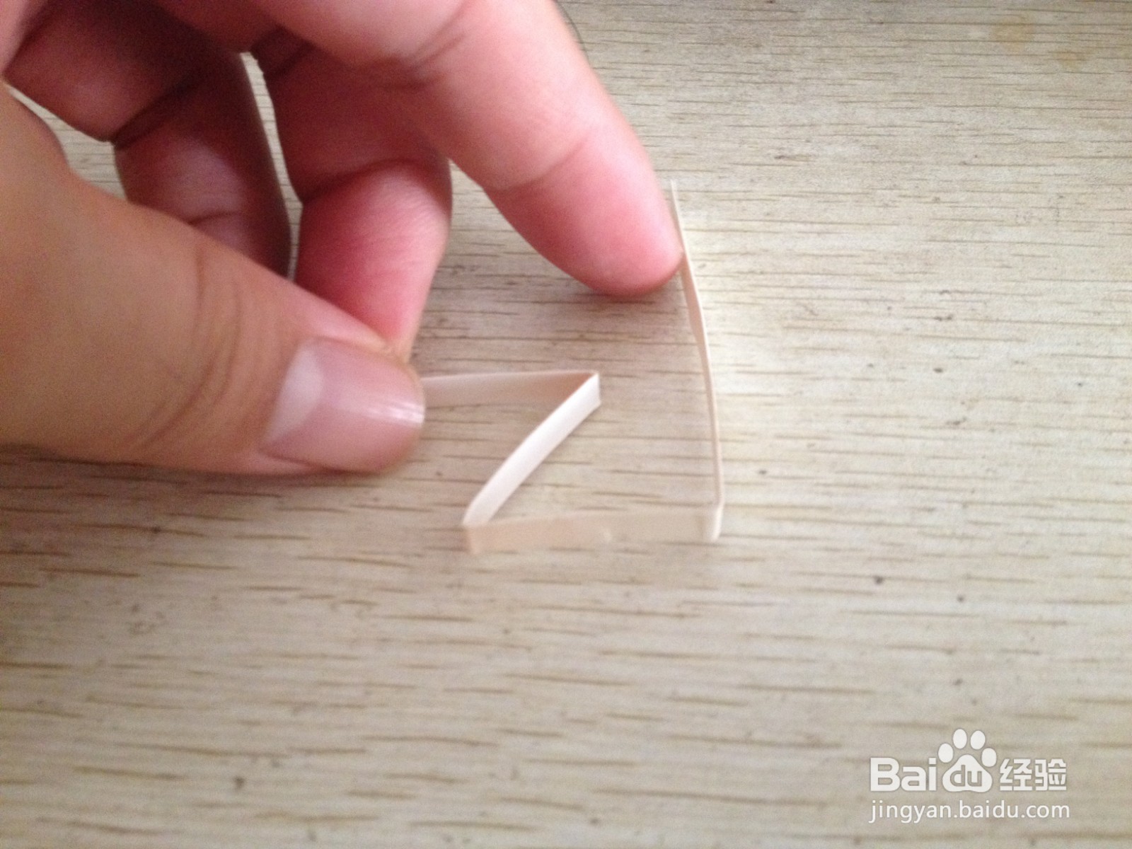 如何用一个细长的硬卡纸做四支中性笔的简易支架