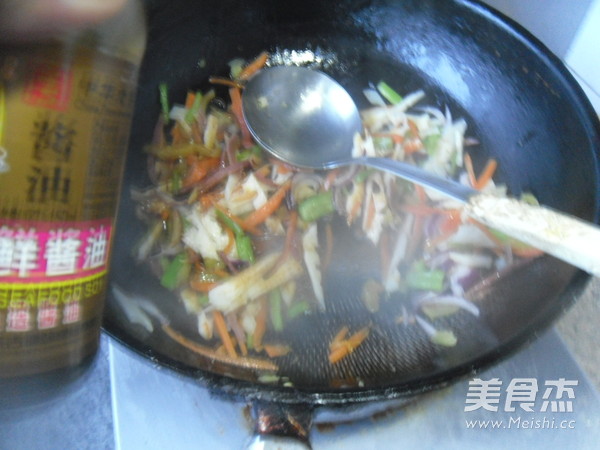 彩蔬炒面的做法