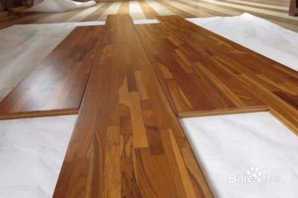 在铺地板时地面不平，应该怎么办？