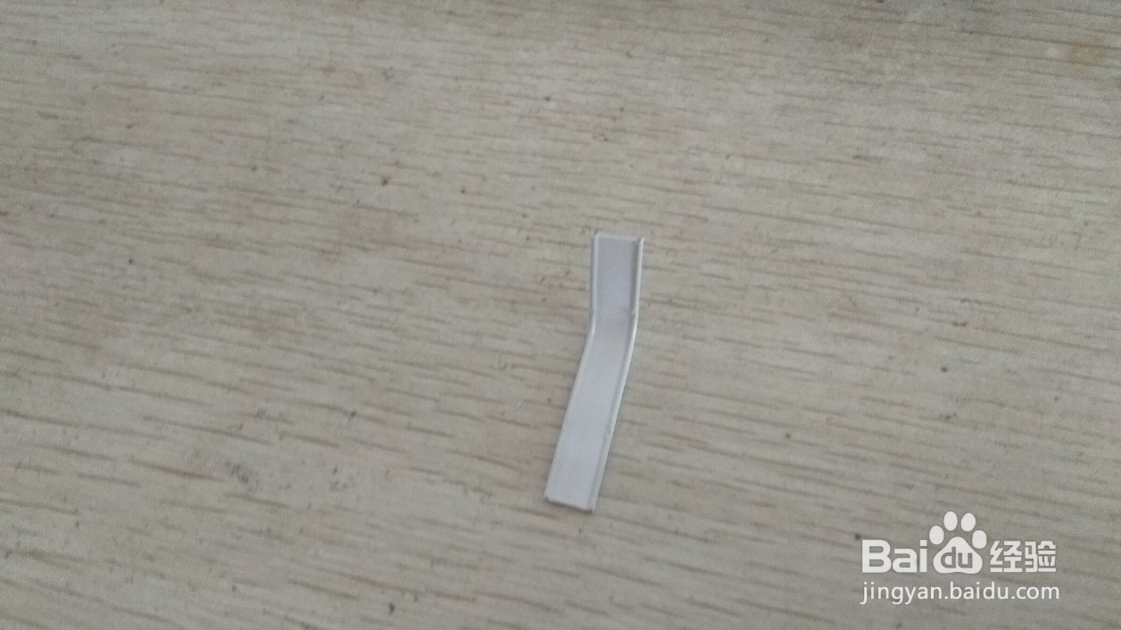 如何用长方形硬塑料做简易中性笔的支架