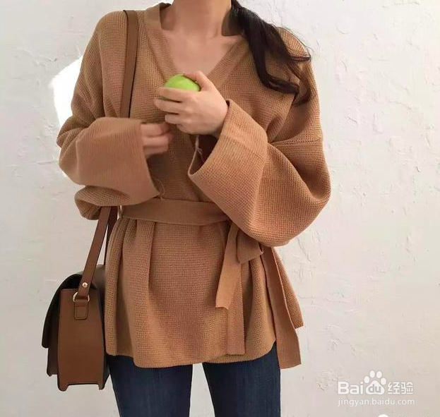 你还在穿厚重的外套过秋天么？赶紧换上针织单品