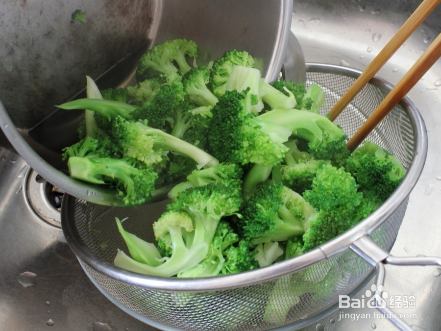 西兰花炒鸡丁的做法，西兰花炒鸡丁怎么做好吃