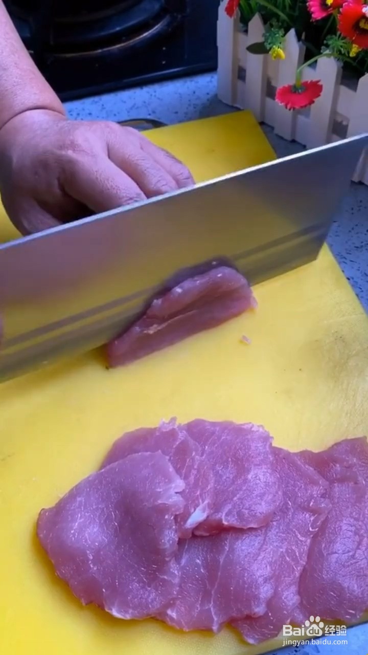 如何制作香菜炒锅包肉?
