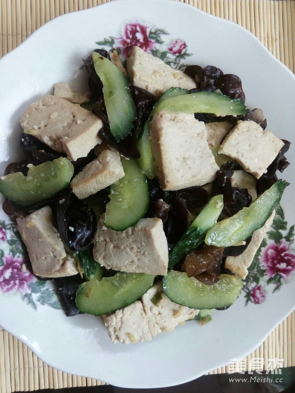 蚝油豆腐炒木耳黄瓜