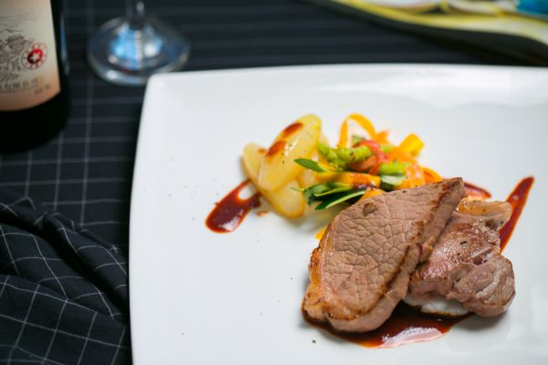西冷牛排配烤杂菌佐黑椒汁