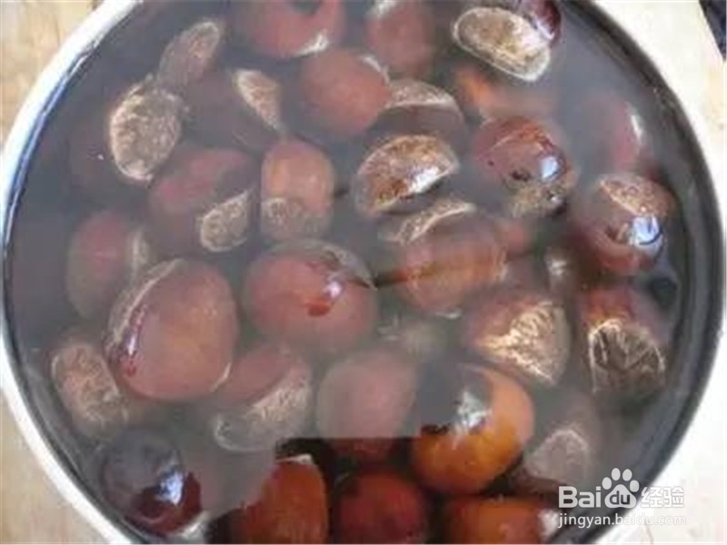 如何快速地剥去煮栗子的皮？