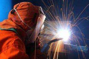 电焊时若有其它人在场应采取哪些安全措施