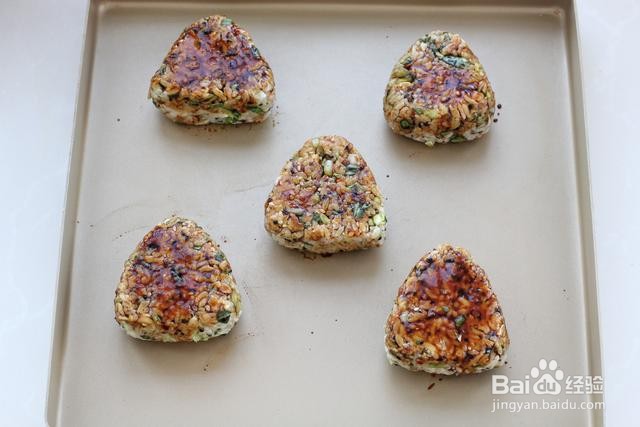 怎么做藜麦金枪鱼芝士烤饭团