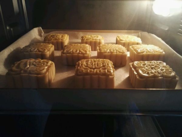 传统广式蛋黄月饼