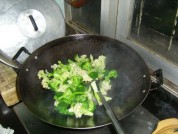 腊肉炒菜花的做法